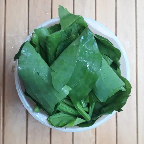 Genjer dicuci bersih lalu dipotong kasar.