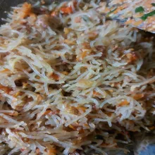 Haluskan bumbu. Goreng bumbu sampai matang, masukkan telur dan daging sapi pronas lalu orak arik, masukkan mie, wortel, daun bawang, koreksi rasa.