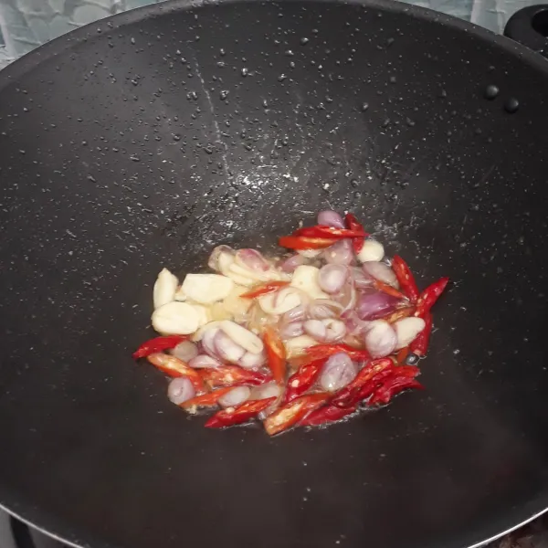 Panaskan minyak goreng lalu tumis bumbu iris hingga aromanya harum.