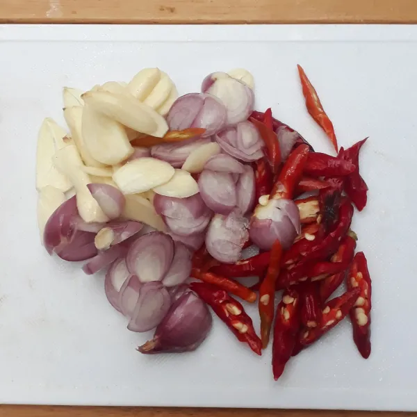 Iris serong cabai merah keriting, iris tipis bawang merah dan bawang putih