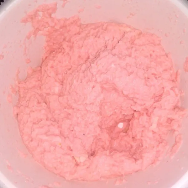 Dalam wadah, masukkan gula pasir, bubuk agar-agar, dan santan, lalu aduk rata. Kemudian masukkan singkong parut dan vanili bubuk, lalu aduk hingga tercampur rata.