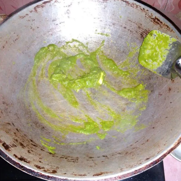 Panaskan minyak goreng secukupnya, tumis bawang merah, dan bawang putih sampai harum, masukkan cabai hijau yang sudah halus, aduk rata.