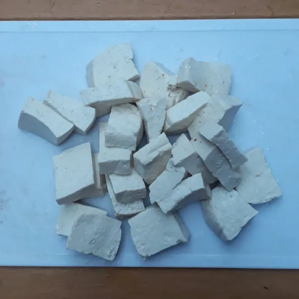 Tahu putih dipotong kotak agak kecil.