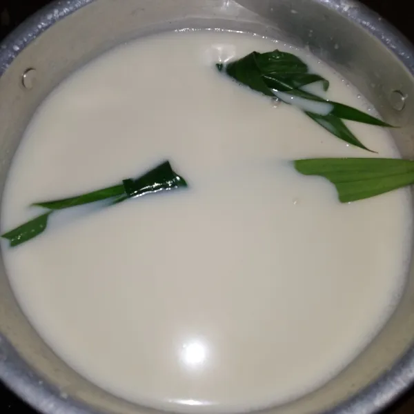 Kemudian masak susu kedelai, daun pandan dan garam dengan api kecil sampai mendidih. Angkat dan sajikan.