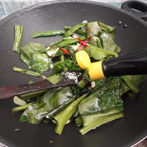 Setelah genjer agak layu, masukkan garam, saus tiram, kecap asin dan minyak wijen. Aduk hingga rata dan genjernya jangan dimasak terlalu matang, karena bisa jadi pahit. Setelah matang, angkat dan sajikan.