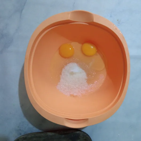 Campurkan telur, gula pasir dan garam, mixer hingga mengembang.