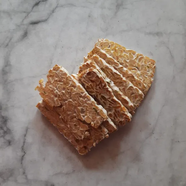 Potong tipis tempe.