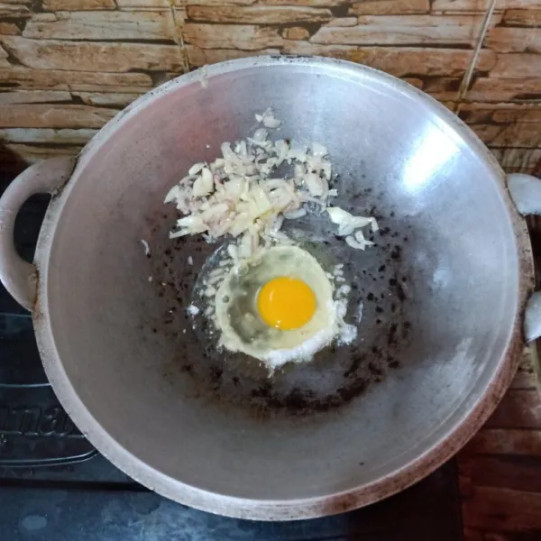 Setelah harum, masukkan telur. Orak arik sesuai selera.