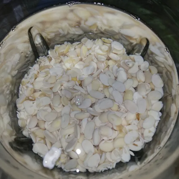 Blender kacang kedelai dengan air matang sampai halus.