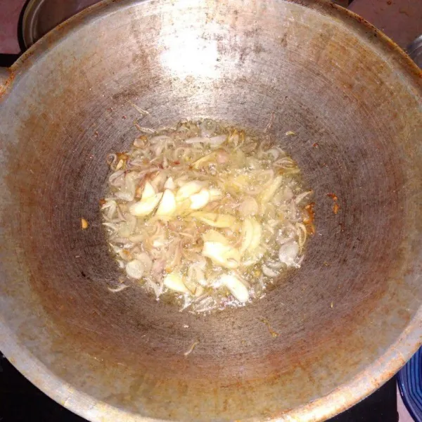 Panaskan minyak secukupnya, tumis bawang merah sampai layu, lalu masukkan bawang putih, goreng sampai kekuningan, lalu angkat.