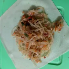 Masukkan isian diatas kulit lumpia lalu gulung.