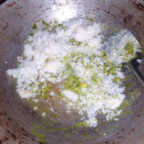 Masukkan nasi, bumbui dengan garam dan kaldu bubuk, aduk hingga rata.