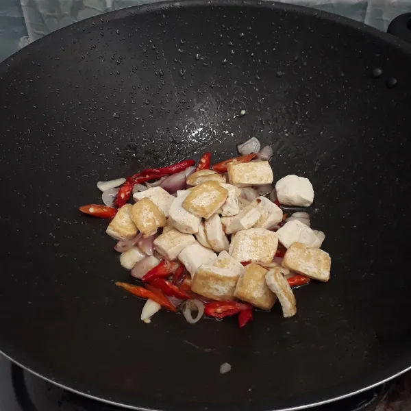 Masukkan tahu yang sudah digoreng lalu aduk rata.
