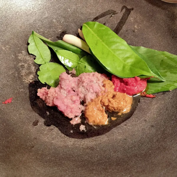 Sisa minyak goreng ambil sedikit untuk tumis bumbu halus sampai harum.