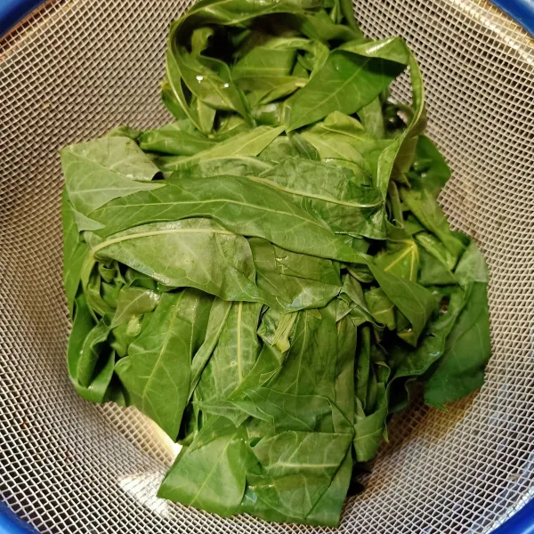 Rebus daun singkong terlebih dahulu atau mau langsung dimasak juga boleh. Alasan saya merebus dulu karena daun singkong ada yang daunnya lunak ada juga yang keras, sisihkan.