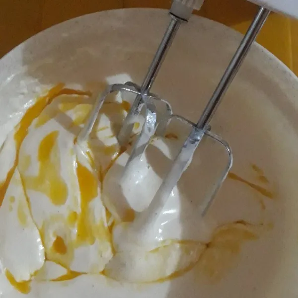Mixer telur dan gula pasir sampai mengembang. Tuang mentega cair.
