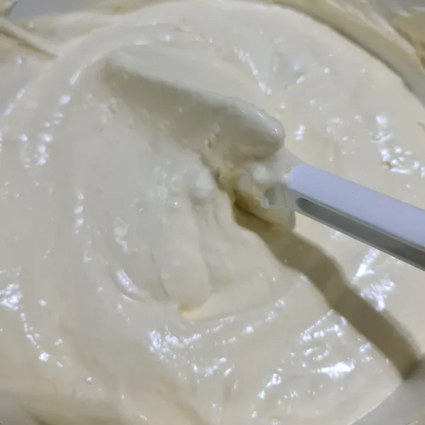 Campur dan aduk balik, pastikan tidak ada margarin di bagian dasar adonan.