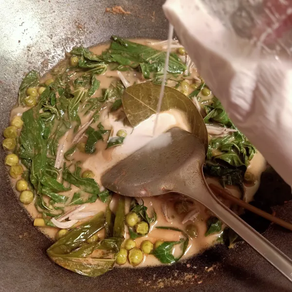 Setelah mendidih masukkan santan kental aduk rata, masak sampai agak mendidih.