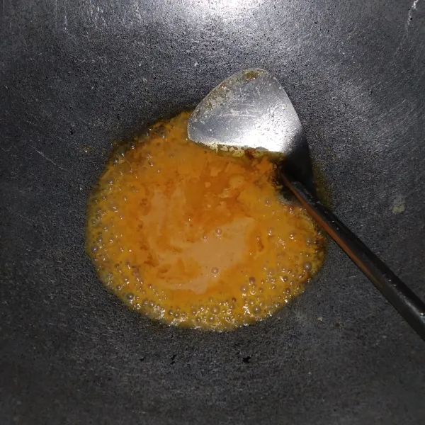 Masukkan bumbu halus, tumis sampai harum.