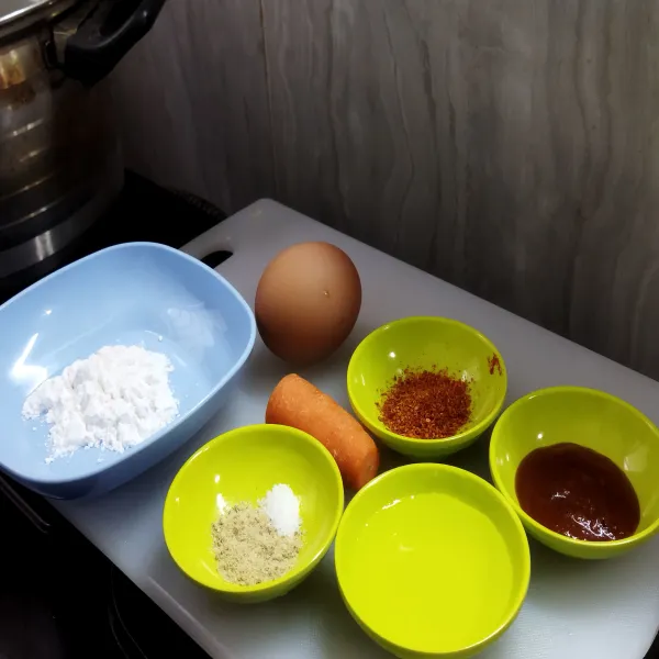 Siapkan semua bahan (Telur, tapioka, cabe bubuk, saos bbq, wortel, air, kaldu bubuk, garam).