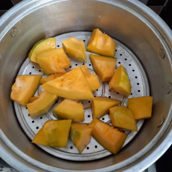 Kukus labu hingga lunak.