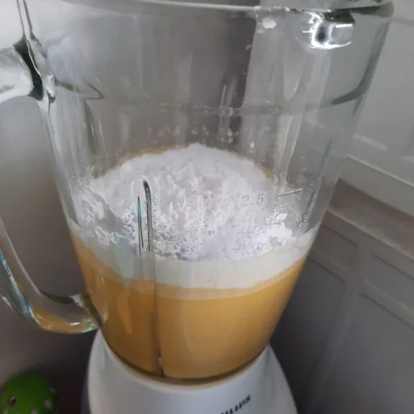 Masukkan tepung dan sisa santan, blender hingga tercampur rata dan tidak ada yang bergerindil.