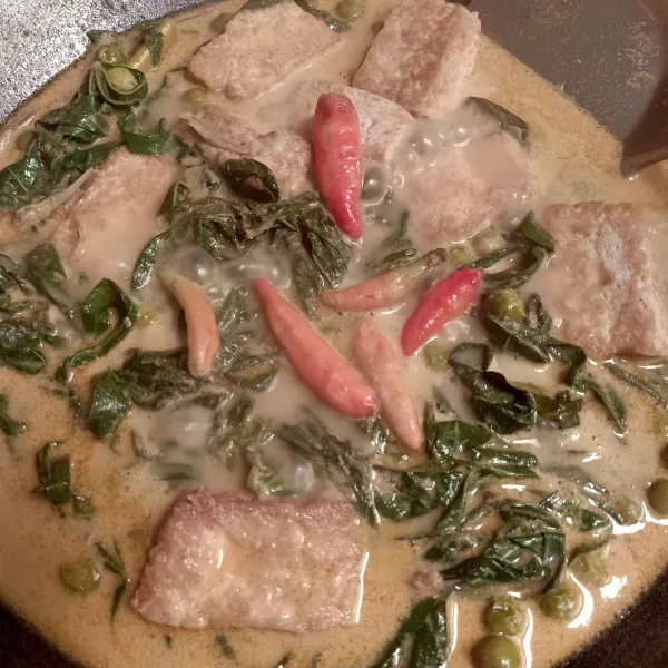 Masukkan tahu dan cabai rawit. Kemudian masukan penyedap rasa, garam, merica. Masak hingga berminyak, jangan lupa tes rasa.