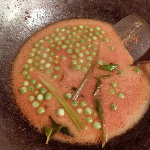 Masukkan santan encer terlebih dahulu, aduk hingga rata kemudian rimbang. Masukkan 400 ml dulu kalau dirasa kurang boleh ditambah, masak hingga rimbang matang.