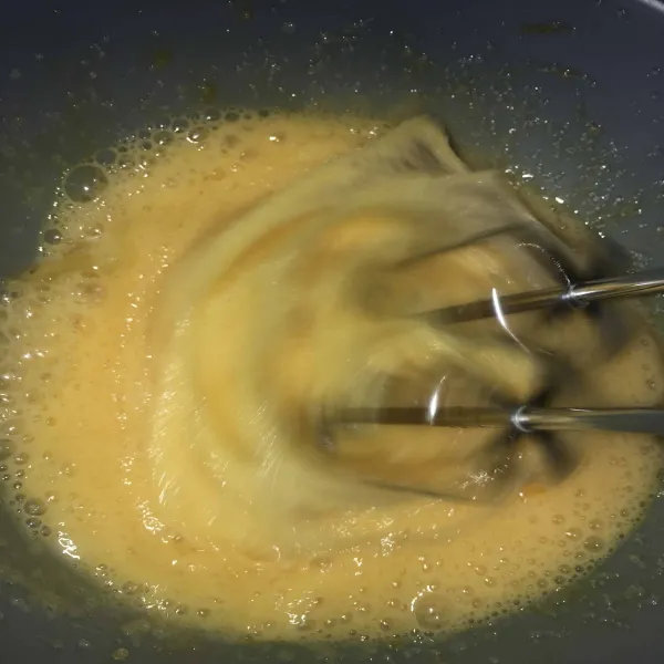 Mixer telur, gula pasir, dan SP dengan kecepatan tinggi hingga kental berjejak.