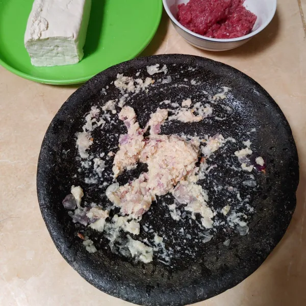 Siapkan bahan-bahan terlebih dahulu, haluskan bumbu.
