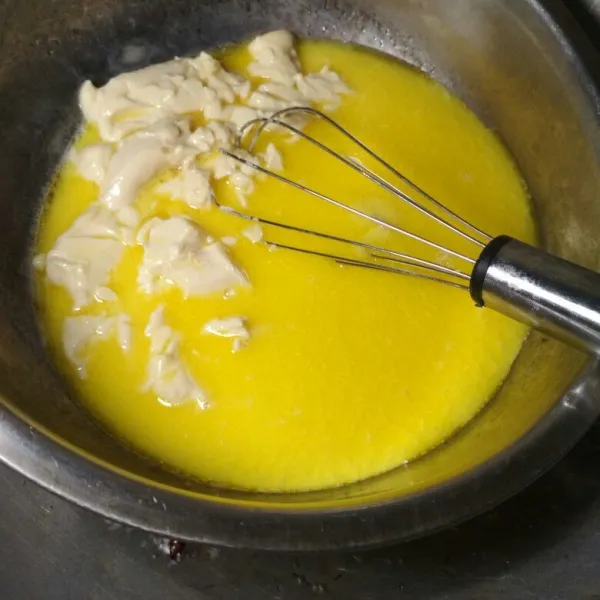 Double boil keju oles dan butter aduk dengan spatula masukkan susu cair, sisihkan