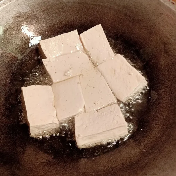 Goreng tahu hingga berkulit tujuannya agar tahu tidak hancur, sesuaikan selera masing-masing. Sisihkan.