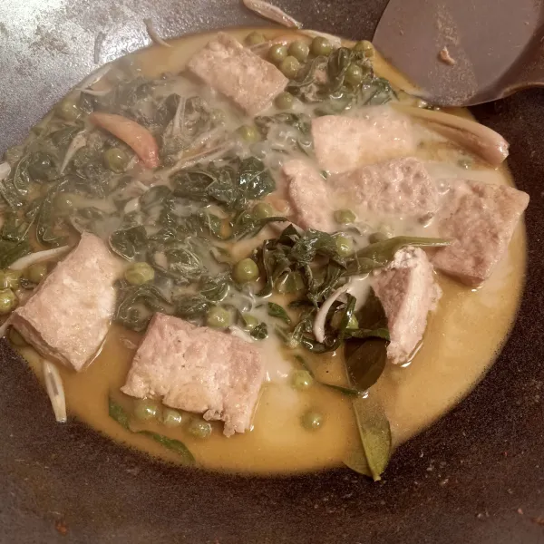 Setelah berminyak dan rasa sudah pas, matikan kompor. Angkat dan sajikan.