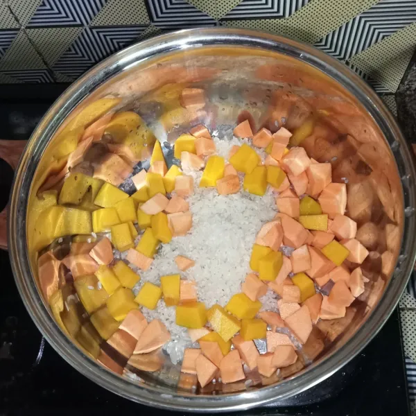 Campur beras, labu kuning, dan ubi orange.