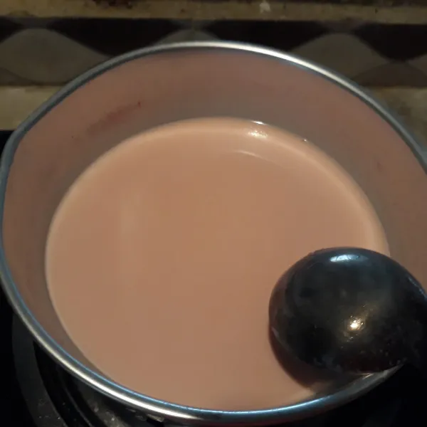 Panaskan susu cair dan gula pasir. Tambahkan pasta cokelat, aduk sampai rata. Masukkan larutan maizena, lalu aduk mengental.