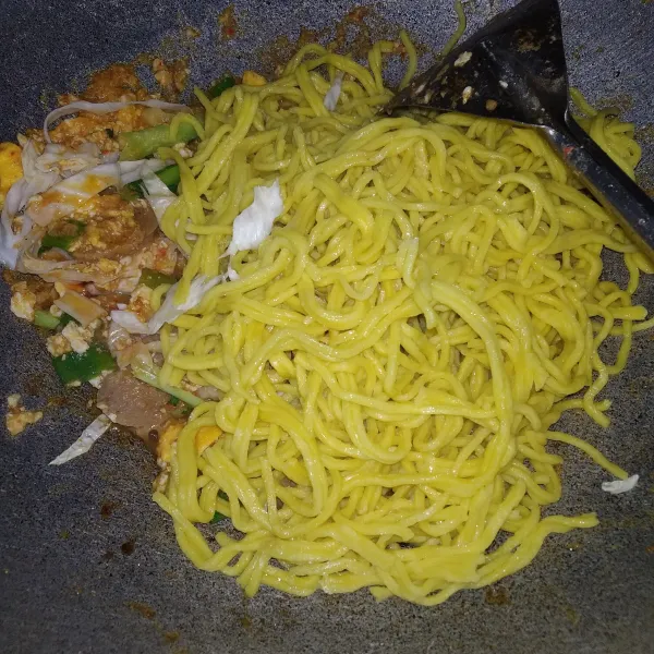 Masukkan kol, caisim, mie, kecap manis, kecap asin, saus tomat, saus sambal, garam, dan kaldu bubuk. Cicipi rasanya, lalu matikan api. Kemudian sajikan.