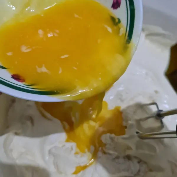 Masukkan 1/3 margarin sambil diayak, lakukan bergantian dengan tepung terigu dan lakukan hingga habis.