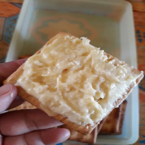 Ambil 1 bagian roti gabin lalu isi dengan bahan isian.
