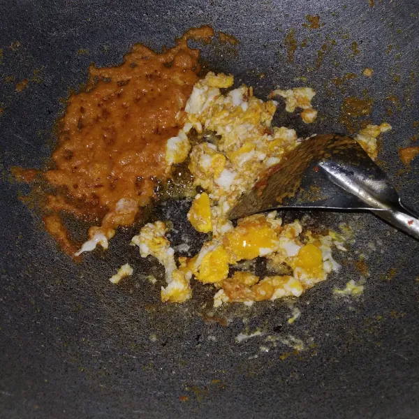 Masukkan telur ayam, lalu orak-arik.