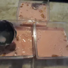 Panaskan susu cair, agar-agar bubuk, gula pasir, dan irisan pisang tanduk. Tuang ke dalam wadah di atas biskuit halus.