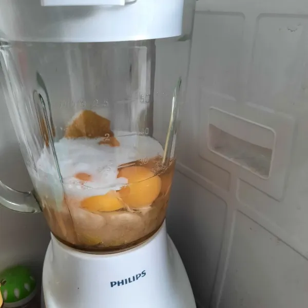 Blender bersama telur, gula pasir, perisa vanila dan sedikit santan.