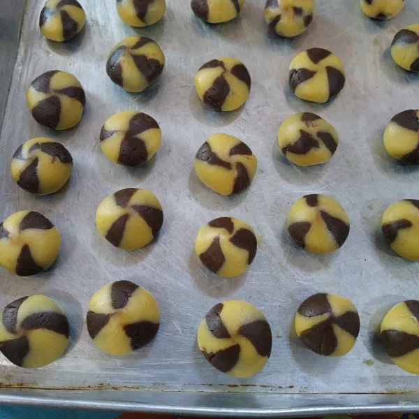 Tata adonan diatas loyang yang sudah diolesi margarin. Masukkan kedalam oven yang sebelumnya telah dipanaskan terlebih dahulu, panggang hingga matang.