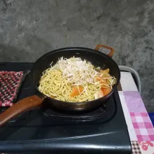 Masukkan mie, tauge, dan tomat. Bumbui dengan garam, gula, penyedap, dan lada. Aduk sampai rata.