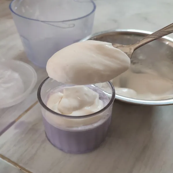 Setelah selesai, tuang ke dalam gelas kemudian beri whipped cream creamy ke dalam es taro. Sajikan saat dingin.