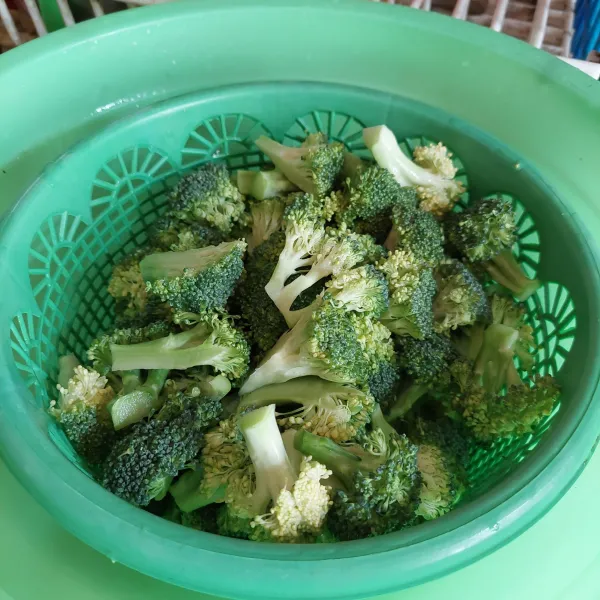 Potong brokoli per kuntum, rendam dalam air diberi garam, bilas dan tiriskan.
