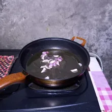 Goreng bawang merah iris.