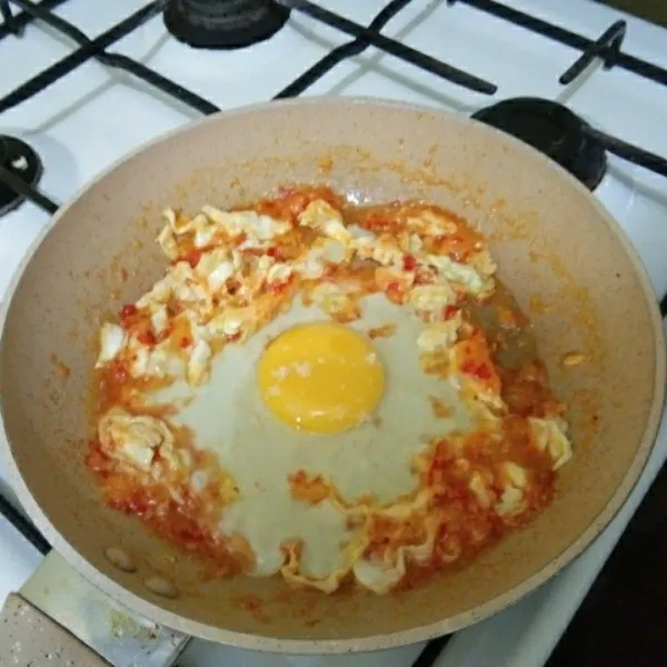 Masukan telur ayam, beri sedikit garam, aduk cepat