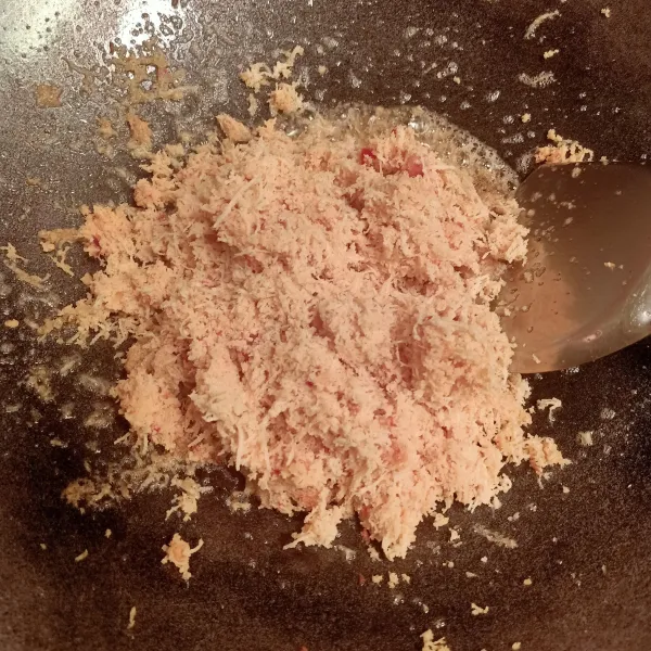 Sisa minyak goreng tadi kemudian masukan kelapa dan oseng hingga kering.