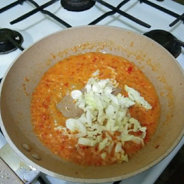 Tambahkan air, aduk hingga larut, masukan irisan kol aduk rata