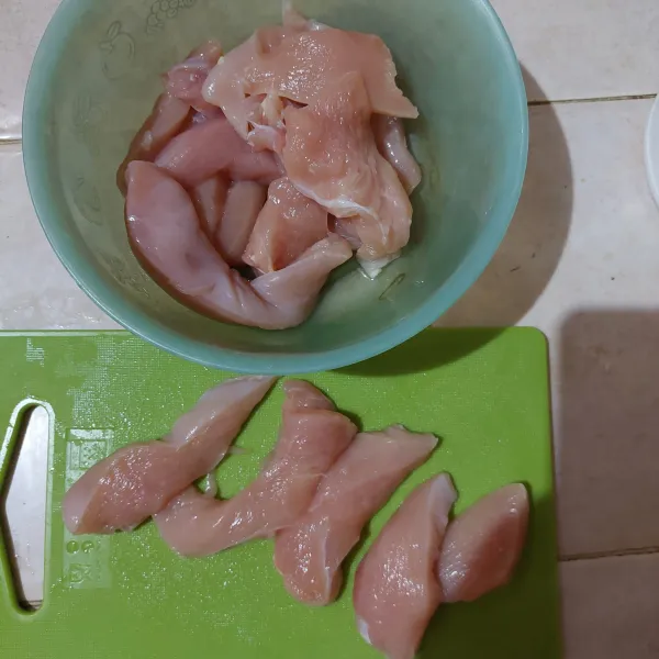 Cuci fillet ayam lalu potong memanjang.